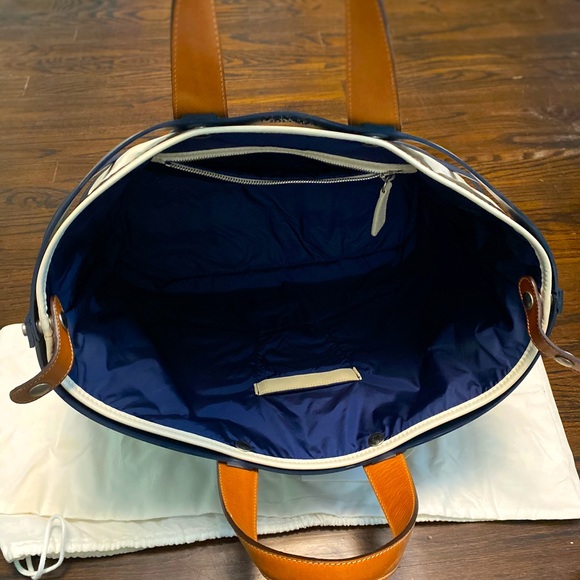 Exquisite Moncler Bag - Picture 3 of 9